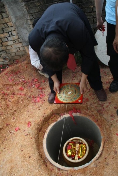 据风水专家称,种生基是一项借运仪式,做法是先选择适当的风水地,将生者的时辰八字和贴身之物,如衣服、头髮或指甲埋葬地里,再立下墓碑,借风水地运增强个人的运势。