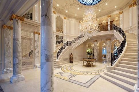 有钱人最喜欢豪华设计，但是一定要留意风水，万一将楼梯对着门口，不仅产生煞气，还会有血光之灾。