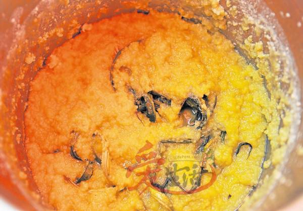 这桶独门秘访的加央虽然是青黄色，但却流着一股浓浓的加央味，是意大利烤土司和香橙意大利面包主要配料。