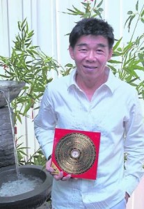 黄绍雄师父表示,墓地没有靠山的话,财气如蜻蜓点水,看到、摸到、但很快就会溜走。