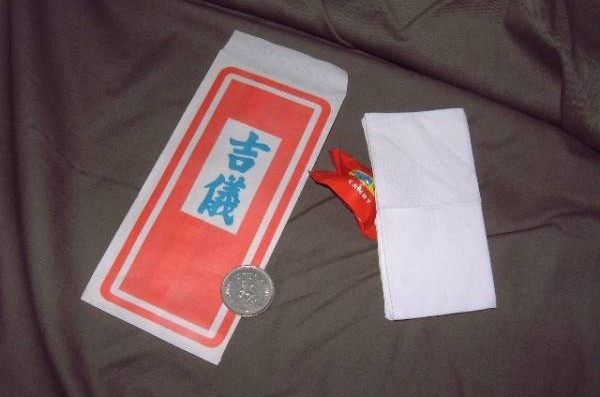 吉仪里会有一张纸巾、一粒糖和一令吉,这些物品需当天用完,不得带回家,以免招惹恶运。