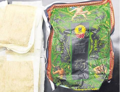 中降者只要1星期泡2次经过念咒的云南草药,就可以把身体里的邪气驱除。