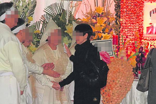 在丧礼上,有不少亲友会上前慰问,而家属只能回答“有心”,千万不能说谢谢!
