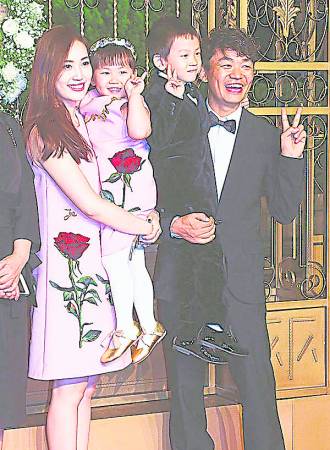 王宝强一家4 口本来十分幸福快乐,没想到却因妻子搞上自己经纪人而闹得家庭破裂,令人遗憾, 也为王宝强不值。)