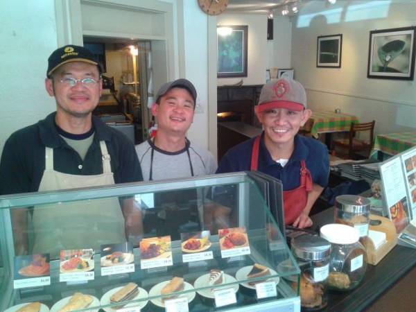 在纽西兰小镇开设融合大马风味的咖啡店,让当地居民趋之若鹜,店面不大,但却融入了大马风味在内。