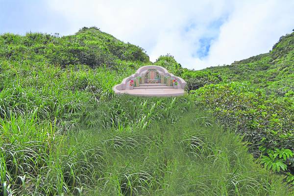 祖坟葬在高山顶端，墓地周遭一望无际，也没有“好友相伴”，导致孤苦无依的墓地煞气更重，也无法凝聚财气，致使后代没有祖荫的福气。 