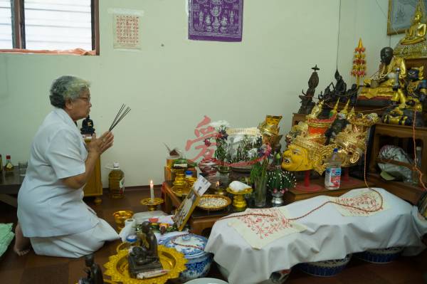 Mae Ood在施法前必先进行祭拜亚赞丰的仪式。