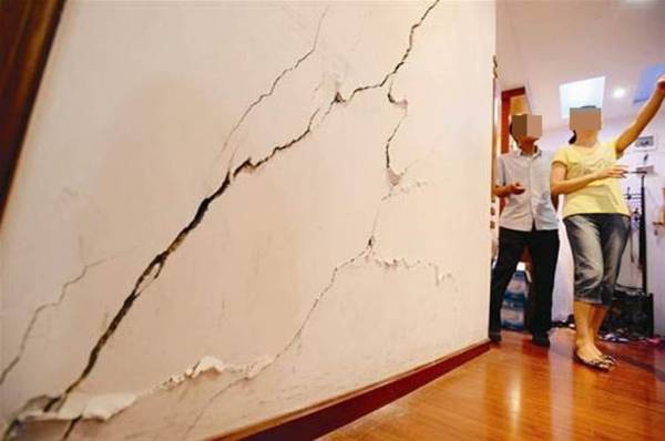 家里的墙壁有裂缝，寓意有人生病或会有意外发生，未免有不愉快事情发生，还是赶快修补好裂缝吧！