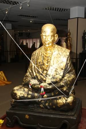 “新加坡古佛佛行”里的百年古佛像全已经过高僧开光，因此汇聚了强大的灵力。曾有人来这里虔诚参拜古佛后，赌运超好；也有人膜拜后，惨淡的生意突然变好。