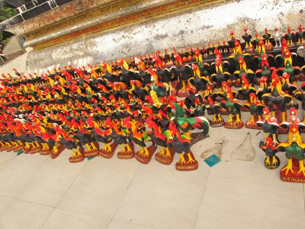 在郑王大帝塑像神龛上及四周围空地上，放置了数以千计的善信买来答谢祂的雕塑公鸡。