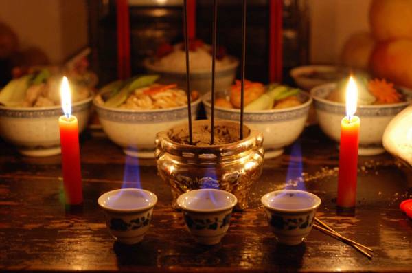 百日期内又称为“孝头”,子孙需送孝饭哭祭,把死者当作生时看待,因此属吉,所以子孙仍可嫁娶。