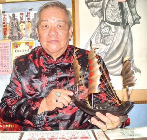 大马韩江汲水玄学院的院长吴俊融师父特地从中国运入一批由牛角制做的一帆风水发财船,经过他念发财经咒,开光及加持一番后,帆船就会把财运载到你家,从此一帆风顺,事事都称心如意。