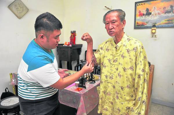 由于长期锻炼气功,刘老师的肌肉甚至比一般老年人来得更发达。