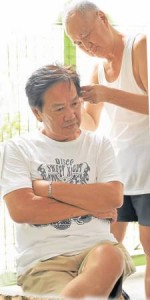 许文清的挑耳根治眼疾秘技是承传自母亲,如今却因为无法找到合适的接班人,分分钟成为绝传。