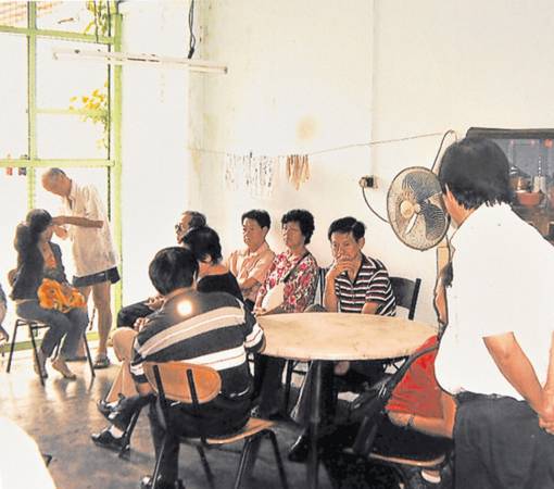 许文清从事“挑耳根”这行业已有30 几年,而且颇有名气,多年来打救不少眼睛视力有问题的患者,无论是小孩大人,甚至外国人都特地到大马找他“挑耳根”,可说是盛 名远播。