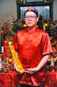 王师父表示,有些人高床藏棺材者,反而活得长寿,故家中房内存放棺材,也可算是生基法之一。