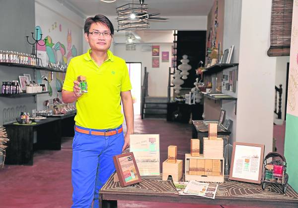 留法回国后的李骏逸,在化妆品与香水制造行业工作了十年后,决定自创品牌,第一瓶香水即向家乡致敬,推出全马首瓶城市味道香水George Town。