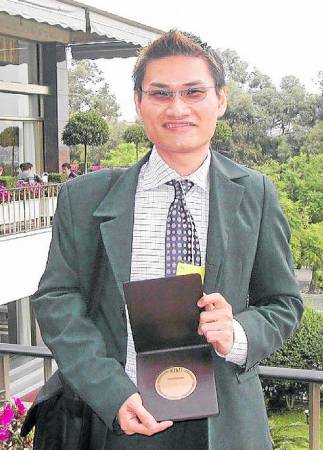 李骏逸在校的优异表现,也让他获得精油与芳香贸易国际联盟颁发的最佳学生奖。