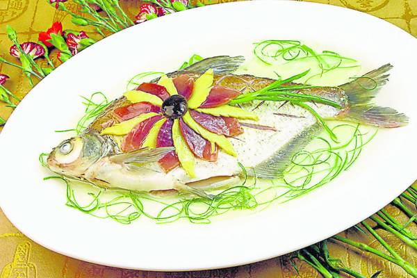武昌鱼乃是中国主要的淡水鱼之一,虽然武昌鱼生长快、易饲养,但其肉质鲜美、口感滑嫩,因此很难不让人爱上它。)