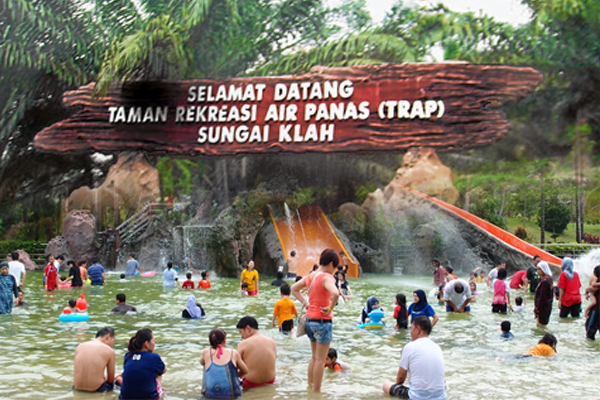 双溪克拉温泉乐园是霹雳著名的温泉旅游区，只要假期一到，这里顿时成为一家天伦乐的好去处。