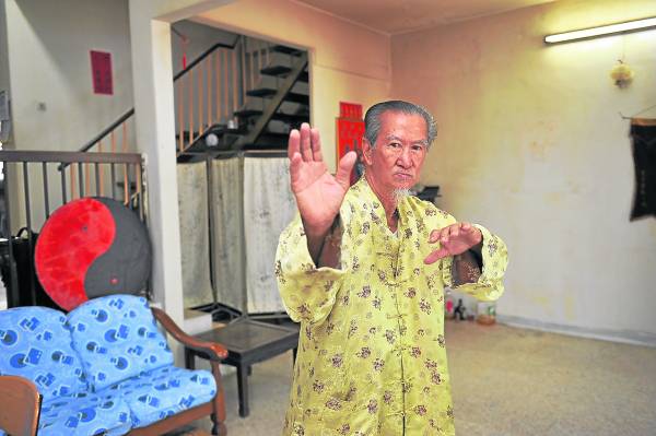 刘老师结合了气功及太极拳,锻炼出「气功神指」,不但能医治人,还让自己远离病痛。