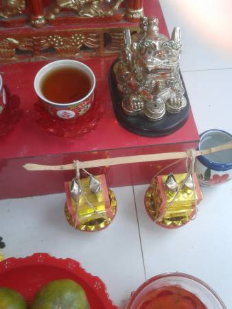 土地公土地婆前有扁担,一担金一担银,代表家中金银满库。