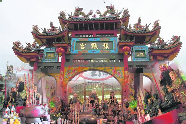 天地宫结合了儒家、释迦牟尼以及道教的思想,殿内也是供奉着儒、释、道的神明。