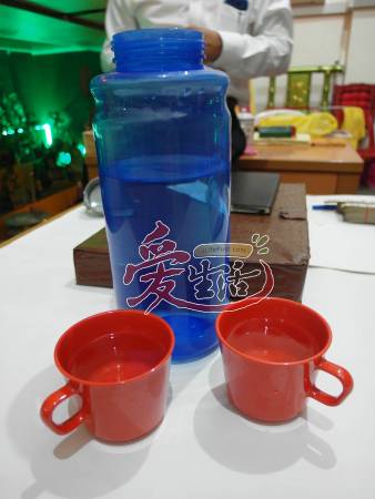 圻安恭请了药师佛、阴府白将军等神佛,创造一种神奇的“琉璃水”,这琉璃水不但能医治奇难杂症,甚至连秃头、青春痘等也能治愈。