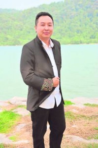 韵光老师表示,家种大树,树荫遮蔽了堂气,造成阴气重,阳气弱,形成了“阴像”也非好事,屋主随时健康亮红灯。