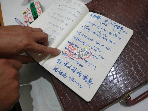 圻安在算命时,会在笔记本写下印度文、藏文、泰文、梵文、文言文等,而他之前从未学过这种文字。