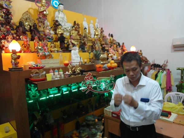 在新马佛善财坛佛堂内,案上供奉着阳神,但案下却供奉着阴神,而来算命的信徒都必须先上香焚拜。