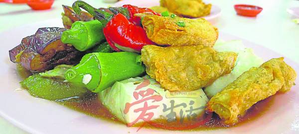 这里的酿豆腐不仅口感丰富,还带有阵阵的鱼肉香气。 鸿鸿酿豆腐 621-A, Jalan Merdeka, Jalan Besar Ampang, 68000 Ampang. Selangor. 营业时间:星期一至星期日 (星期二休息) 10AM- 7PM GPS : N 3 8.67198 E101 45.84431