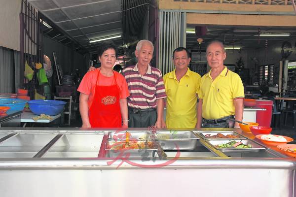经济饭的夫妻(左)与叶师傅。 安邦龙凤茶餐室 341, Jalan Merdeka, Kampung Baru Ampang, 68000 Ampang Selangor . GPS : 3.139788.101.764540