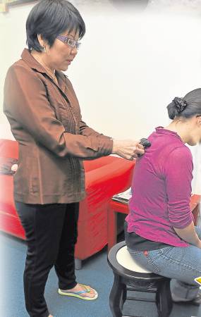 虽然出痧时的情形让人有点目不忍睹,但是其疗效好、无副作用的优势深受患者喜爱。
