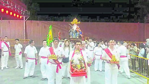 每一年宏茂桥代天阁神佛举办游行,吸引大批善信到来朝圣。