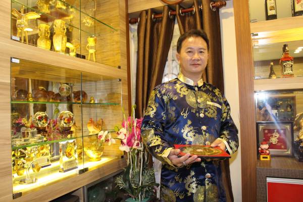 李森华师父透露,根据紫微斗数来看,国阵虽会走64年大运,如今已过60年,正是国阵开始运途呆滞之际,加上命犯太岁年,对国阵大大不利。