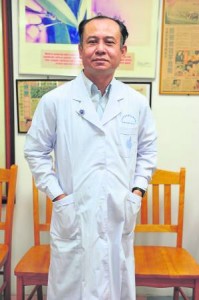  何应隆医师远赴中国拜师学习蜂疗治病，回国后独创“综合性有机蜂针疗法”，治愈许多病患。