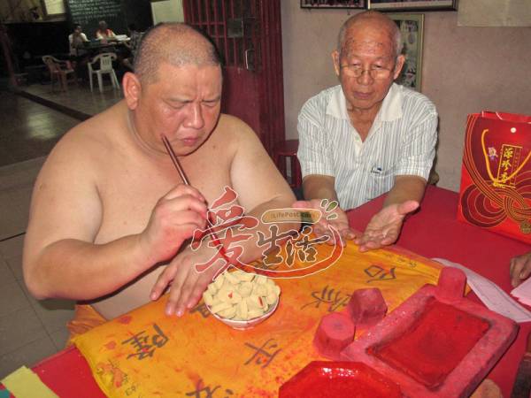 要求“八卦发财碗”的善信,“乞丐仙师”会叫对方把双手打开放在神案上,祂仔细观看对方的手纹,是否有机缘和财运,能达到这两个条件者,才能求碗。