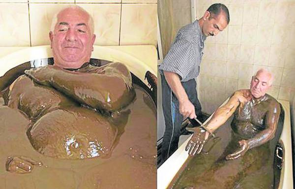 尽管浴缸中的“洗澡水”看上去、闻上去都像是使用过的机器润滑油,漆黑粘稠,但还是有许多“勇敢”的人赶来浸泡。