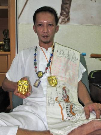阿占开师父称“金脸佛”因有强大力量,而且有求必应,深受佛友欢迎。