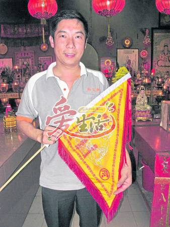 李成俊表示庙里另一个“仙宝”“顺旺”令旗也是许多善信争着要求的!