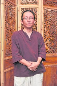 严居杰中医师交代：“金银花的药性较强，也属寒药，因此需慎服。”