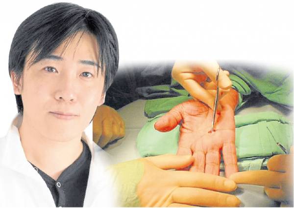 日本著名的手掌整容师松冈孝明表示，前来做“掌纹整形”手术的顾客多是30多岁的中年人，而整个手术过程只需10~15分钟，收费则是10万日圆。