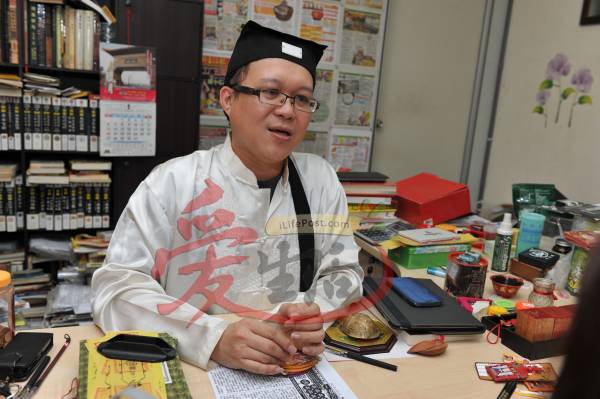 王道长透露,福主生前有种生基,死后让生基陪葬,可有效的加速阴宅风水庇佑后代子孙。