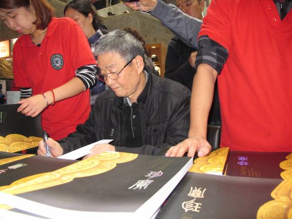 现在:如今杨志发被任命为兵马俑名誉会馆,如果他为游客签名,还会获得额外津贴。