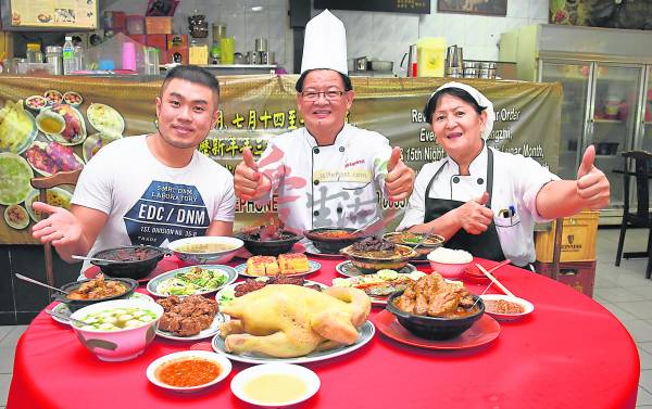 老板杨荣平（中间）及老板娘（右）秉持最上等食材制作出一道道精致美味的美食。