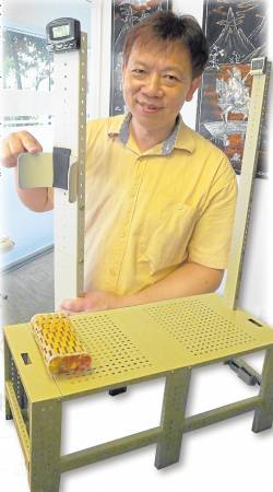 长居新加坡多年的香港籍专业 推拿按摩师张智翔表示,拉筋疗法可以消 除百病,然而在这套疗法中,“拉筋凳”是重要器材。