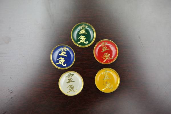 Master Terrylz除了替人进行灵气治疗和加持之外,同时也配合五行,辅助大家生命缺少的五行元素。