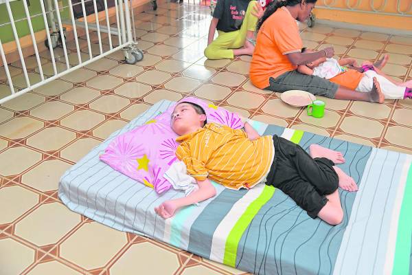 这里的小孩都拥有不同的病症,而这位就是患得小儿麻痹症,非常需要员工