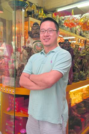 万宝神料行少东尤国林表示,在拜地主的纸宝当中,一定不能少了“大百解”,它可替我们消灾解难、招财纳福。